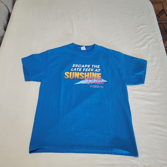 Graphic Print Aqua Tee Shirt T-shirt Crewneck Camp Sunshine Escape Room Casino - Picture 5 of 8